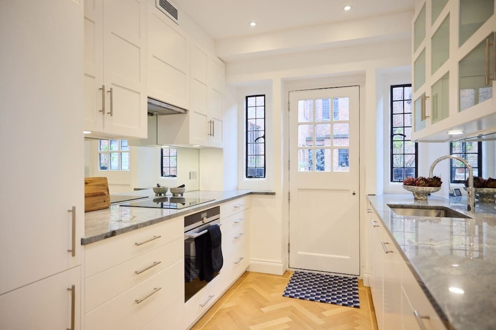 The Charm of Chelsea - Modern 4bdr With Shared Courtyard