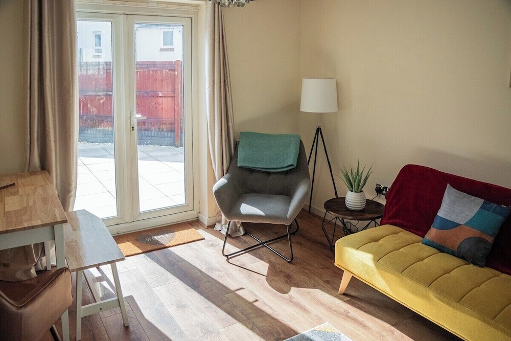 Bright 4-bed Swansea Getaway With Parking