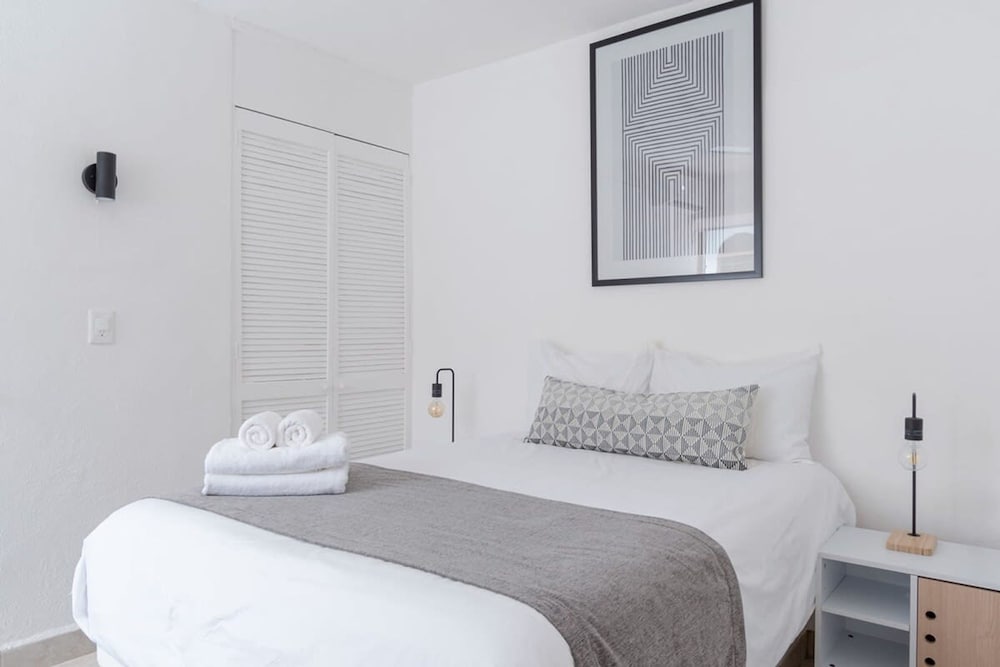 1bedroom Suite - 1 Block Away to Icon Beach