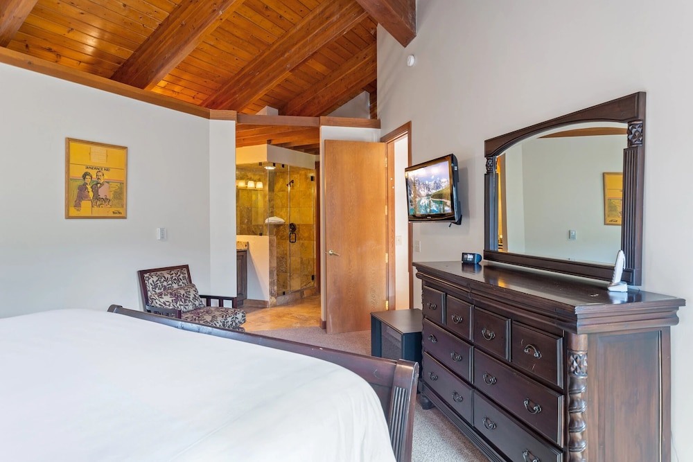 Pinnacle at Deer Valley Resort - Four Bedroom Condo with Hot Tub #1470 4 Condo