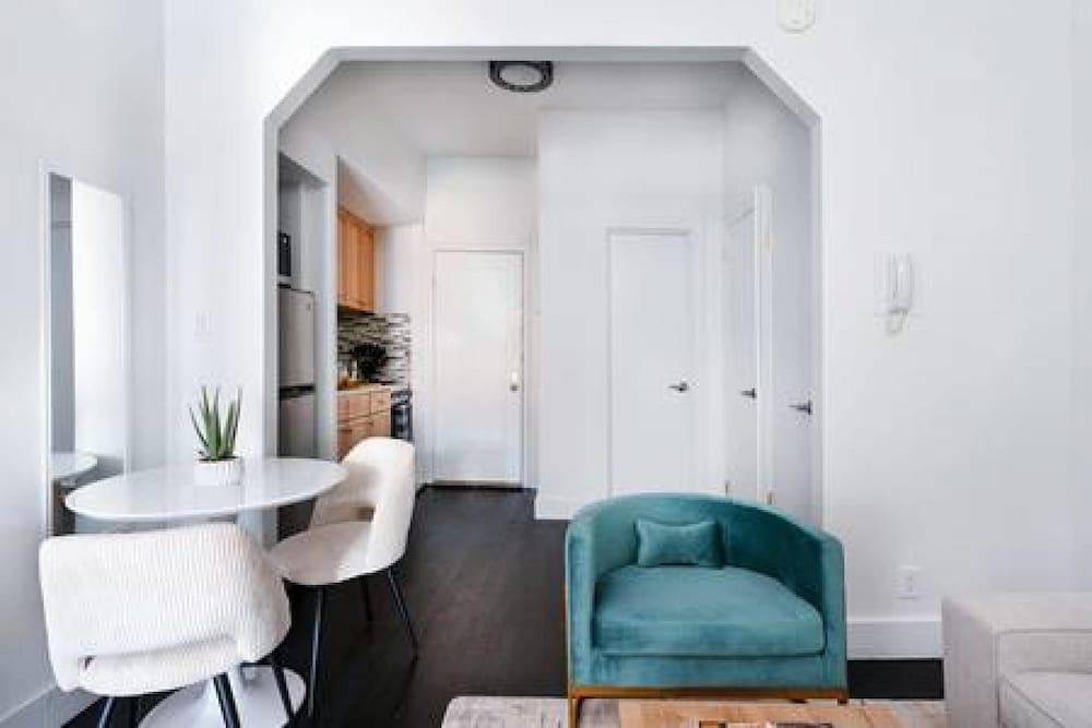 444-4c Newly Renovated Studio in Hell s Kitchen