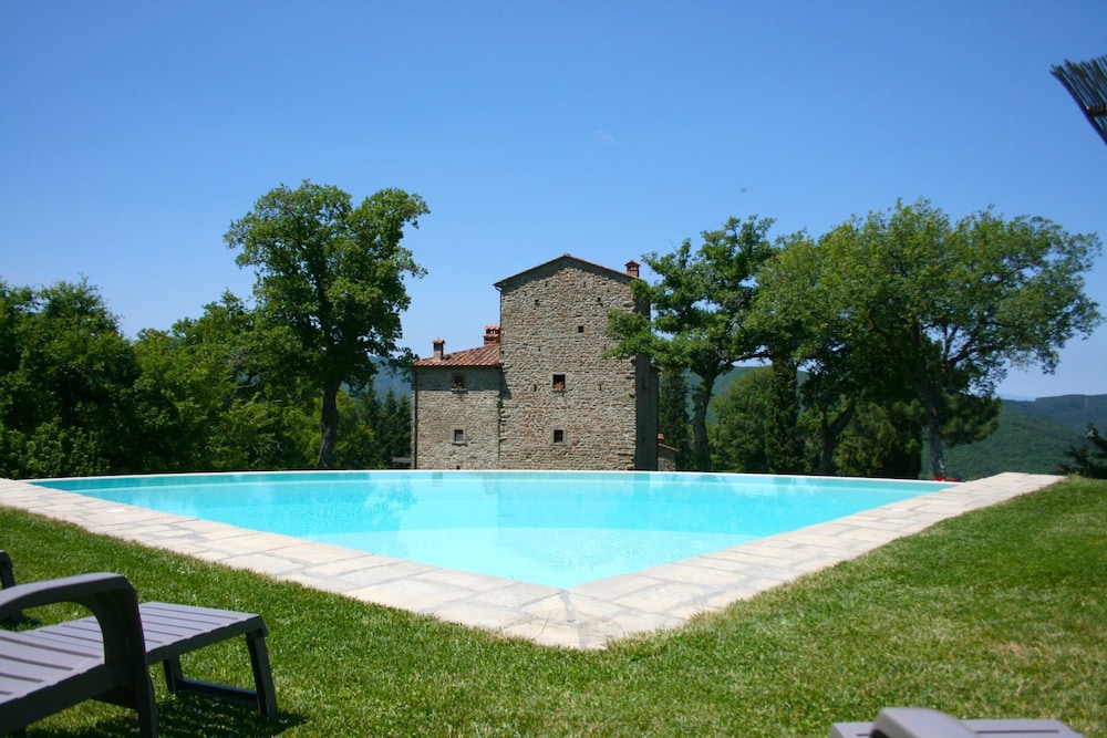 Wonderful private villa for 16 people with WIFI, private pool, TV and parking