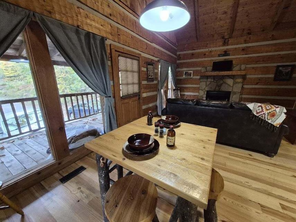 The Fur Traders Cabin- Pigeon Forge 2 Bedroom Cabin
