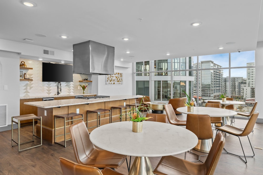 The Rodeo Drive Suite Penthouse The Gulch view 2