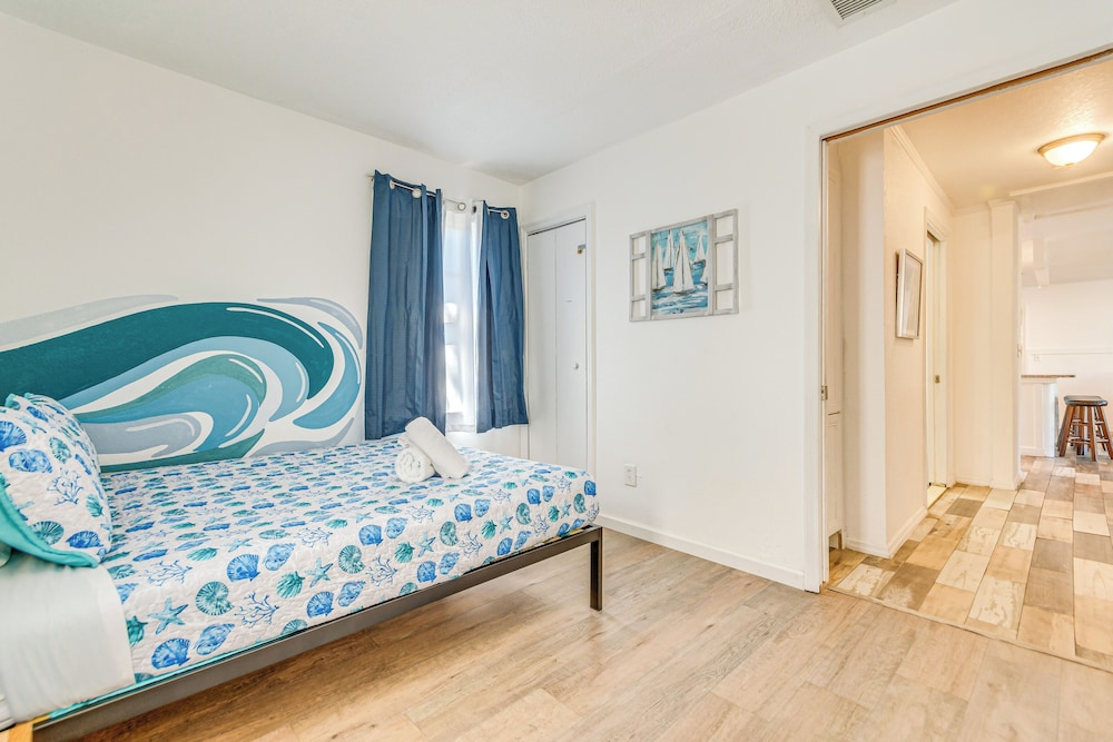 4 Mi to Beach: Spacious Fort Walton Beach Retreat!