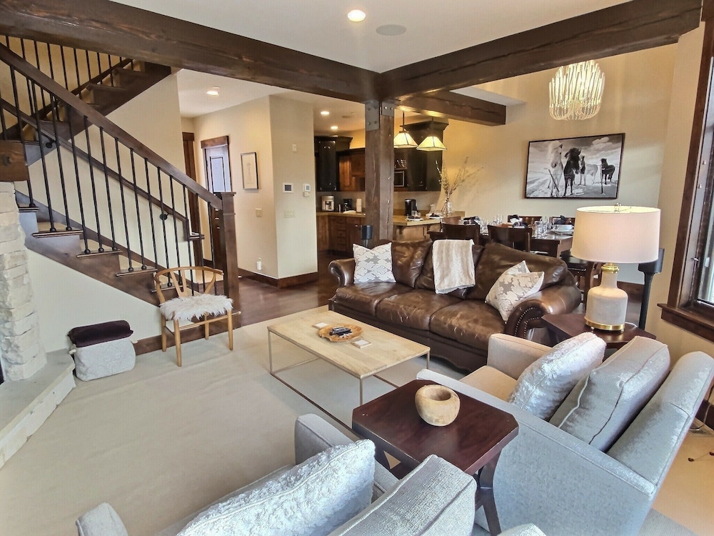 Ski Ya Soon At Silver Star! 2 Bedroom Condo