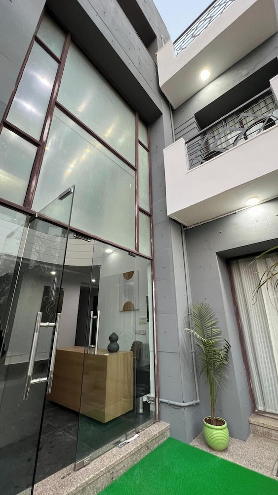 Bluo Stays - DLF Cybercity