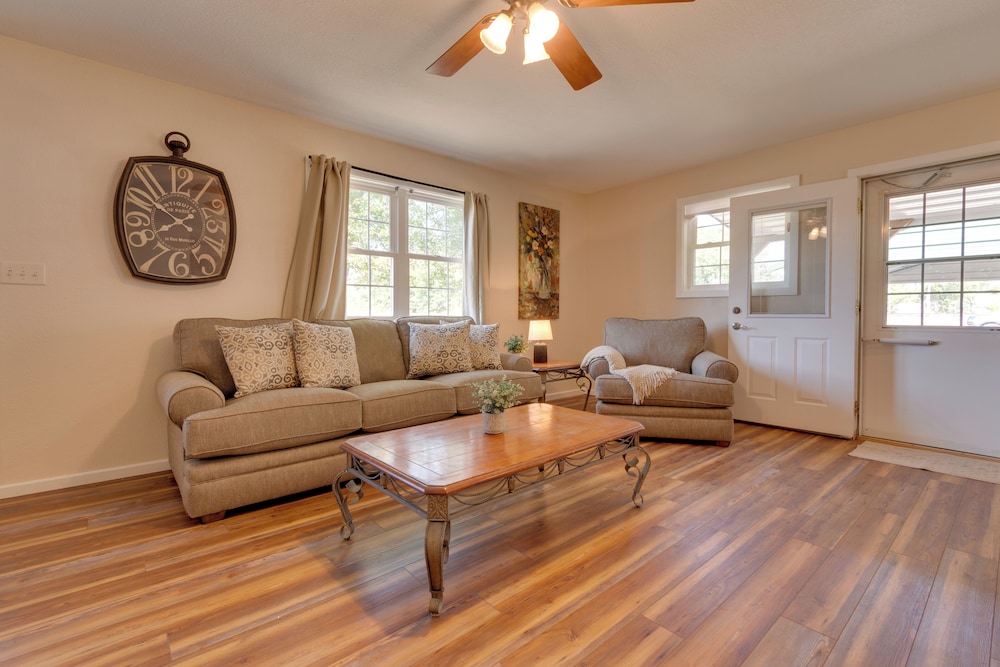 9 Mi to Effingham: Pet-friendly Rural Escape