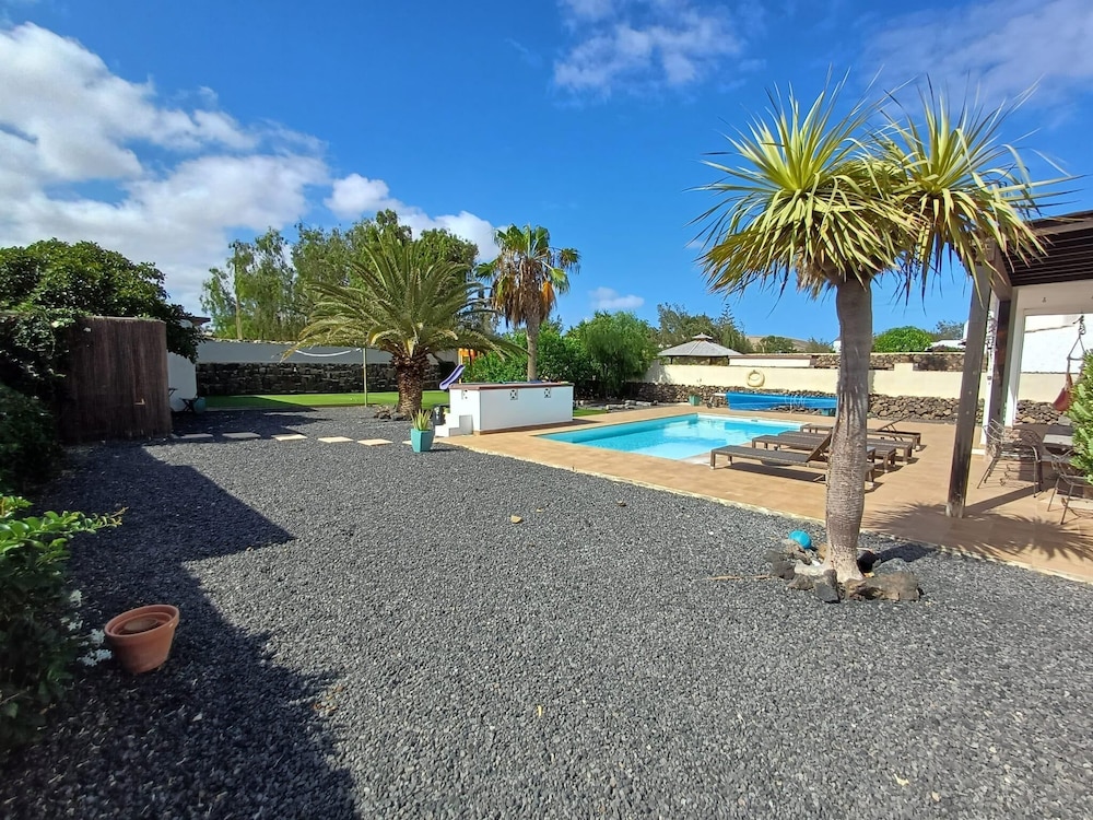 Lajares Villa-sleeps 6-free Parking-playground