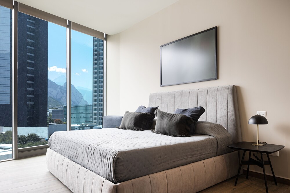 Modern Apts w Pool & Mountain View