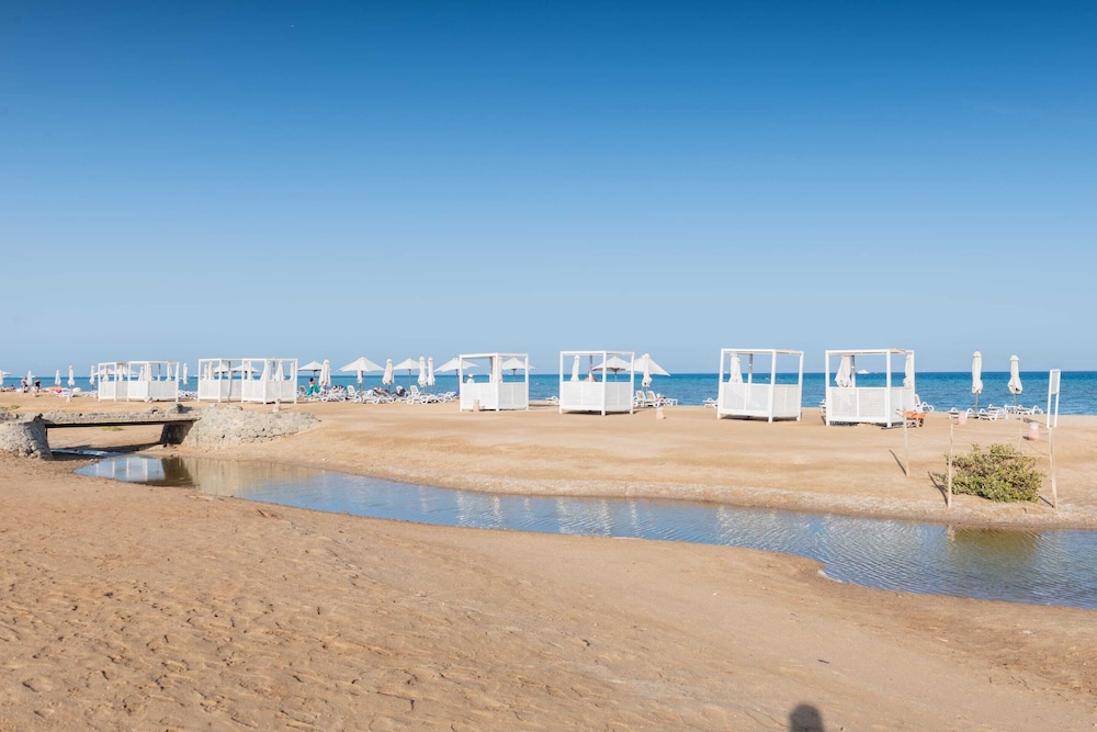Xuru Stays I Sparky & Summery 2 BDR @ Mangroovy Free Beach & Pool Access