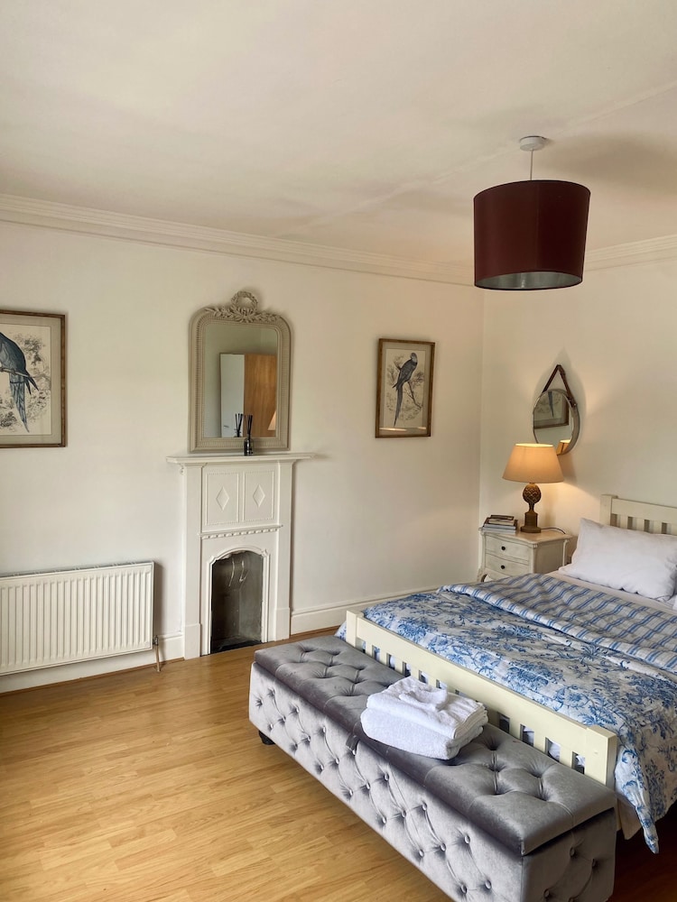 4-bed House in Kildare, Sleeps 8 With Parking