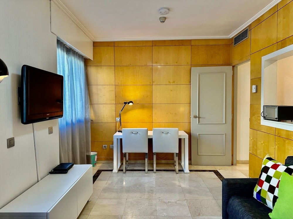 Engracia Square 1-bedroom Apartment in Chamber