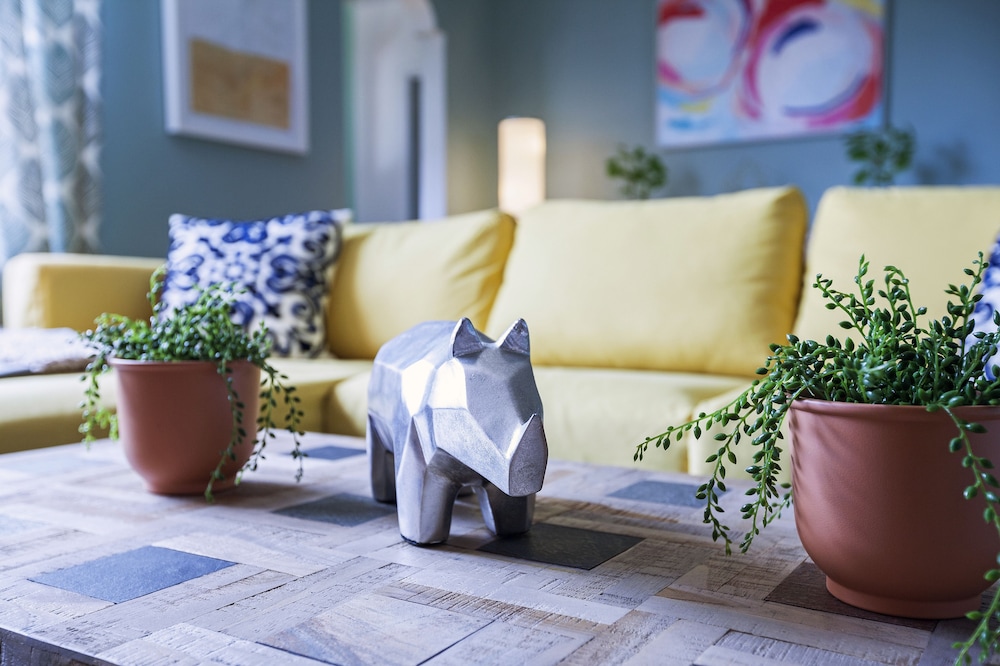 Bright Hideaway in Forest Hill with Parking - Image 2