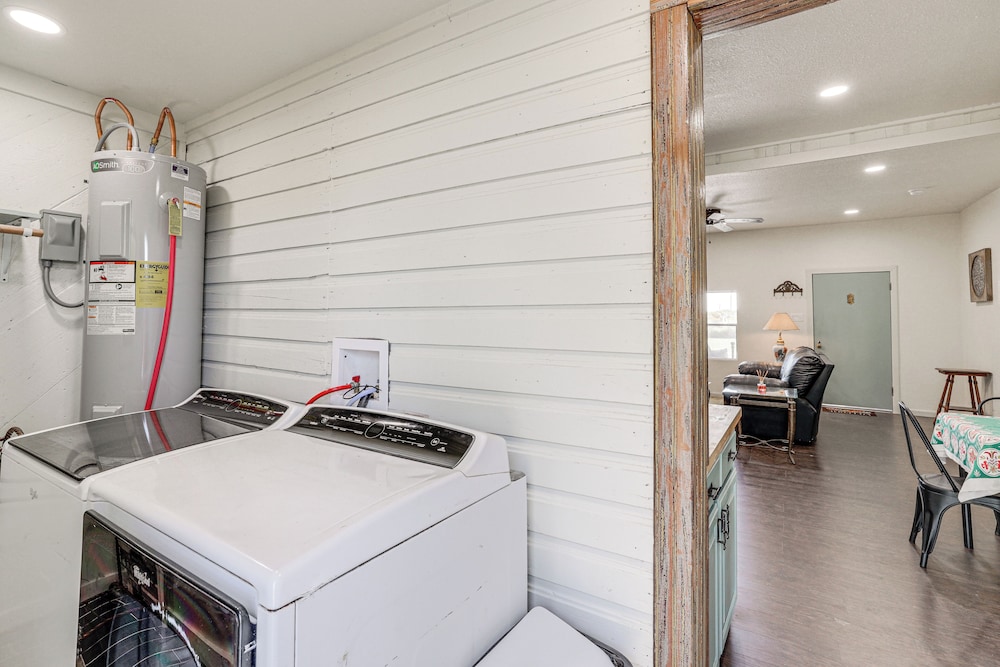 Walk to Historic Square: Jacksboro Home w/ Yard