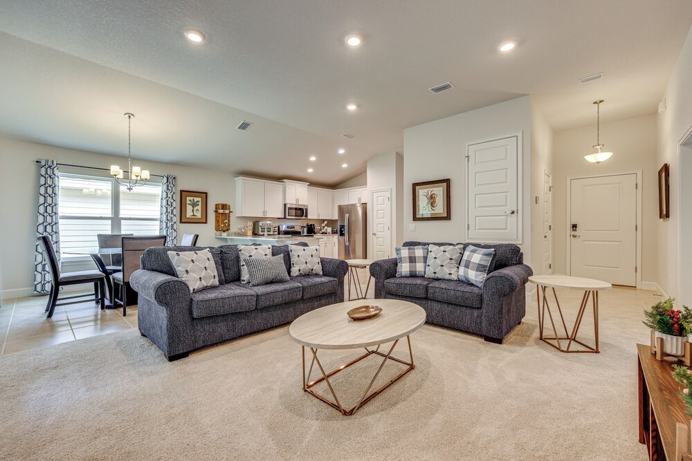 15 Mi to UF: Home w/ Furnished Porch in Alachua!