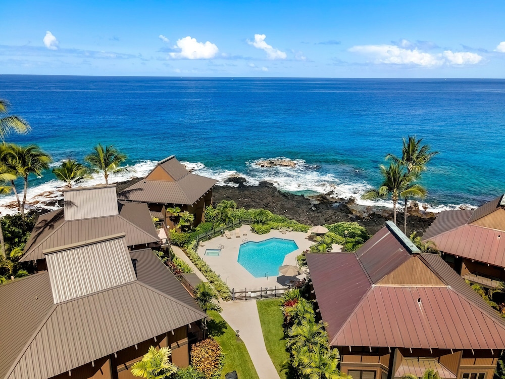 Beautiful Oceanfront - Air-conditioned - Sleeps 6 - Walk to Beach - Vrkcv
