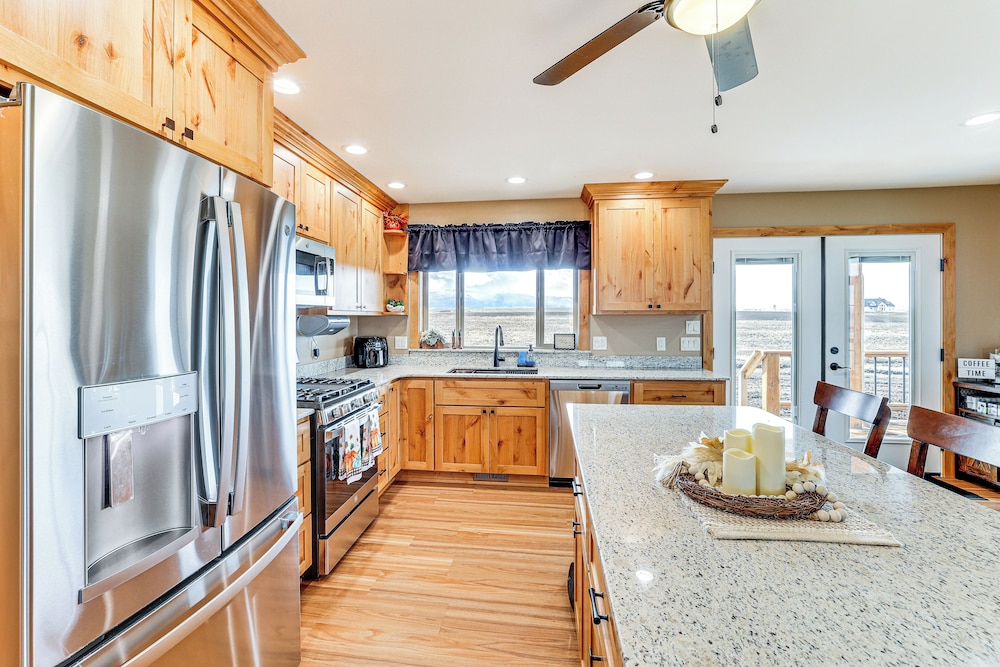 Wraparound Deck: Newly Built Home in Grangeville!