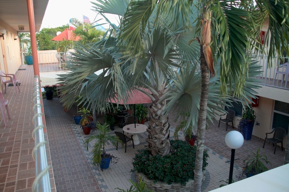 Lago Mar Motel and Apartments