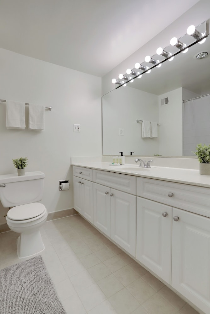 Crystal City Apt Close to Airport