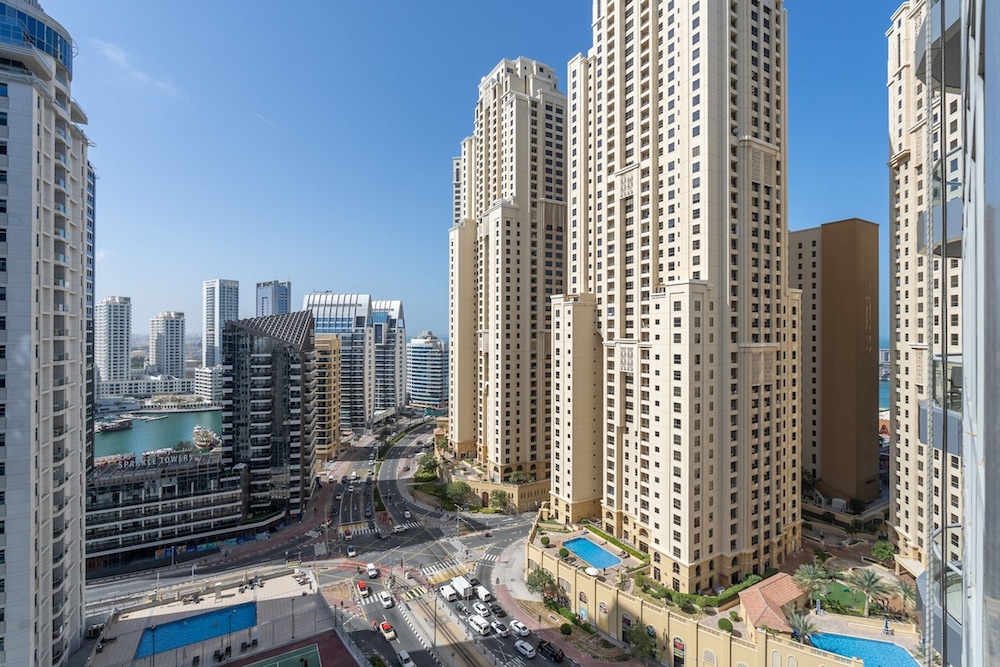 Refined 1BR Retreat in The Point Tower - Marina