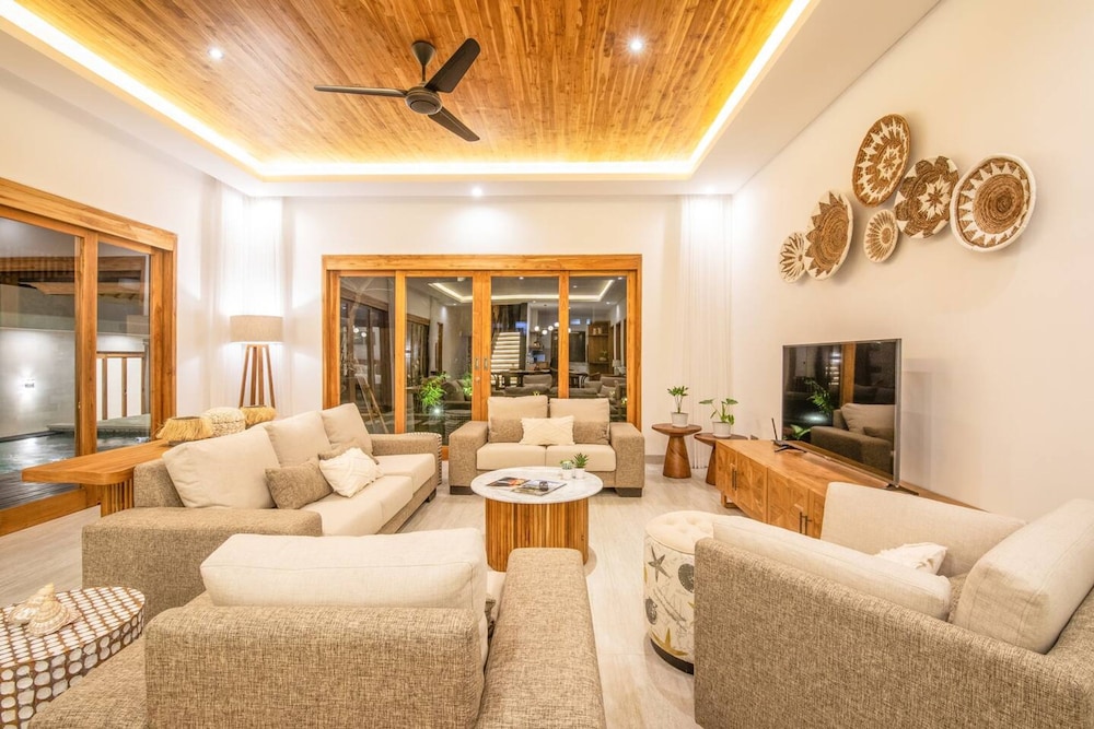 Breeze Opulent 6 BR in With Ocean View 5 Mins to Savaya