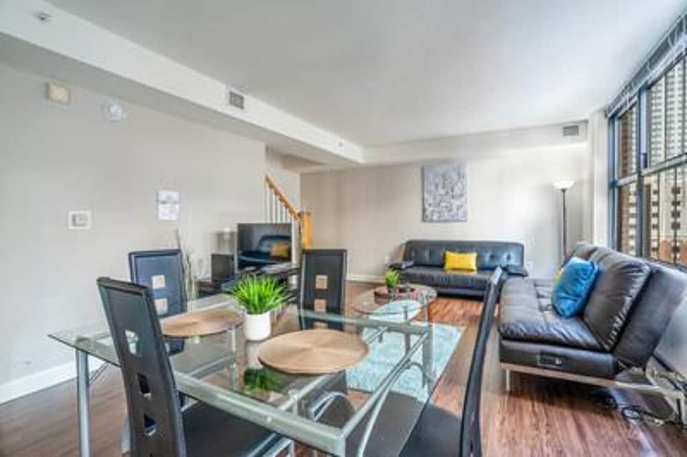 Baltimore Vacations - Waterfront Baltimore 2br Furnished Apartment 2 Bedroom Apts by RedAwning - Property Image 1