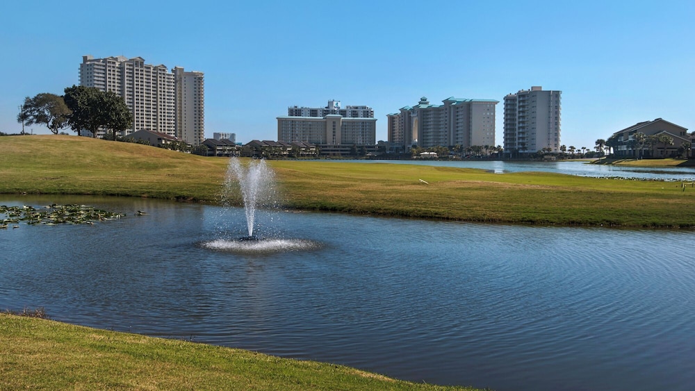 Sleeps 8 w/ Resort Pools, Tennis, Golf & Beach Access + Attraction Tickets!