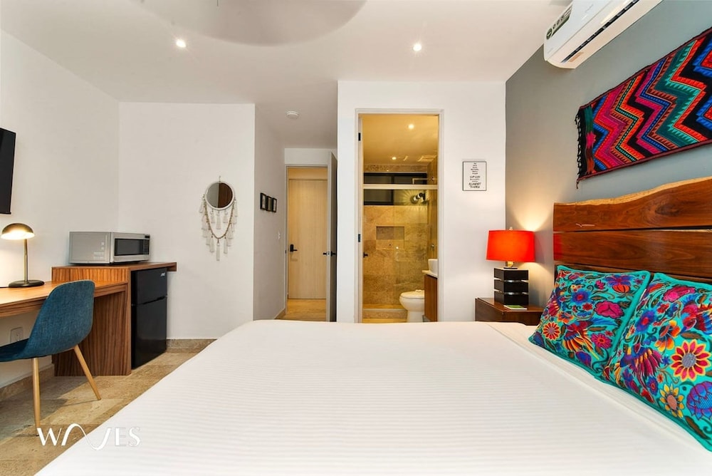 Colorful Perfect Located 2 Br w Great Amenities