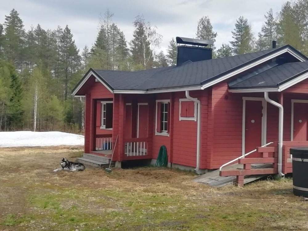 Old Pine Husky Lodge