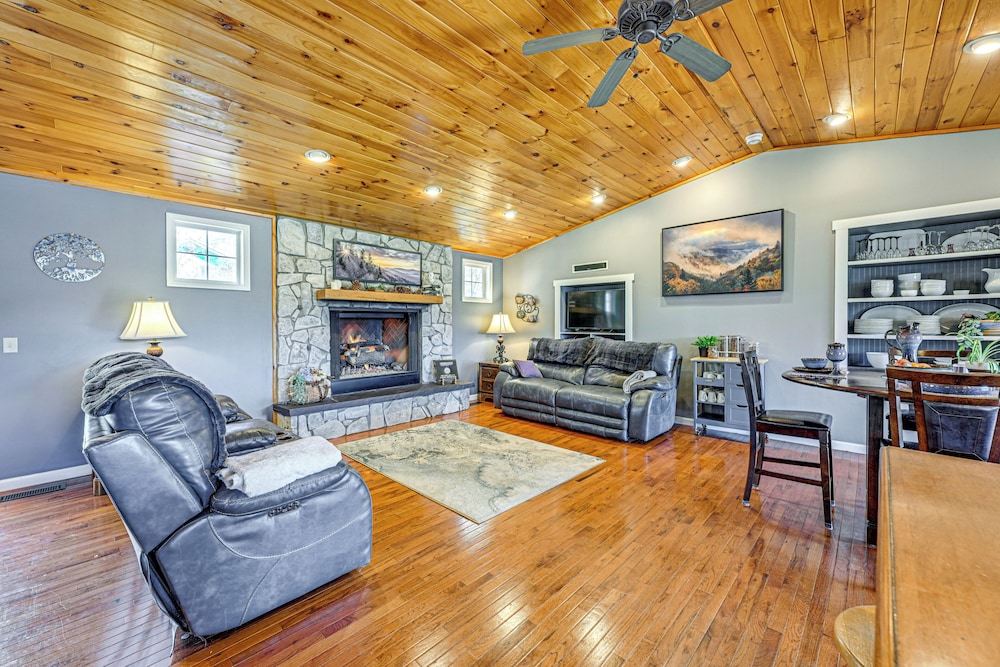Lakefront Cabin Retreat w/ Dock in Robbinsville!
