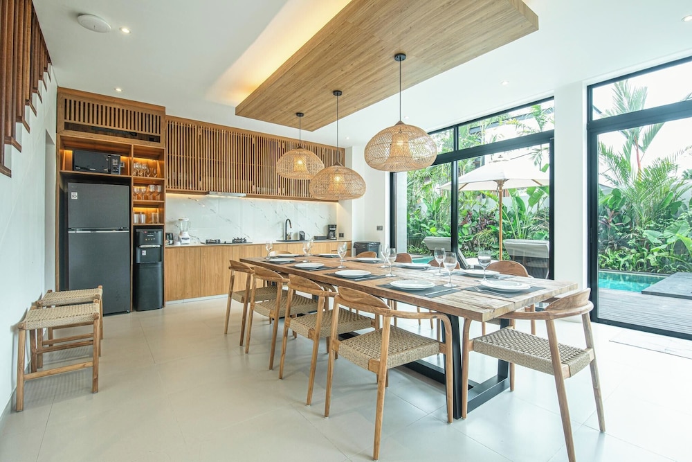 Luxury 5BR Retreat, 400m From Café Del Mar Shore