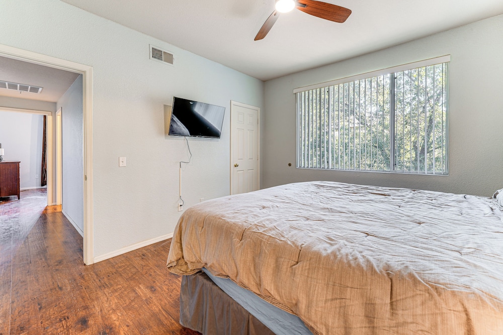 Walk to Papago Park: Condo in Phoenix