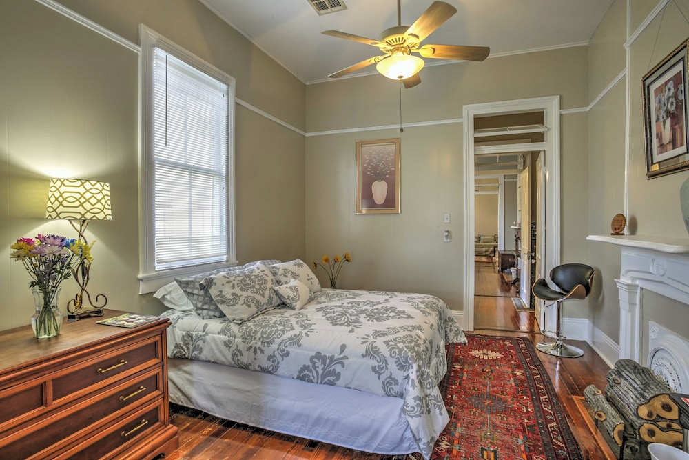 Walk to River, Tram & Zoo: Classic Nola Home! view 2