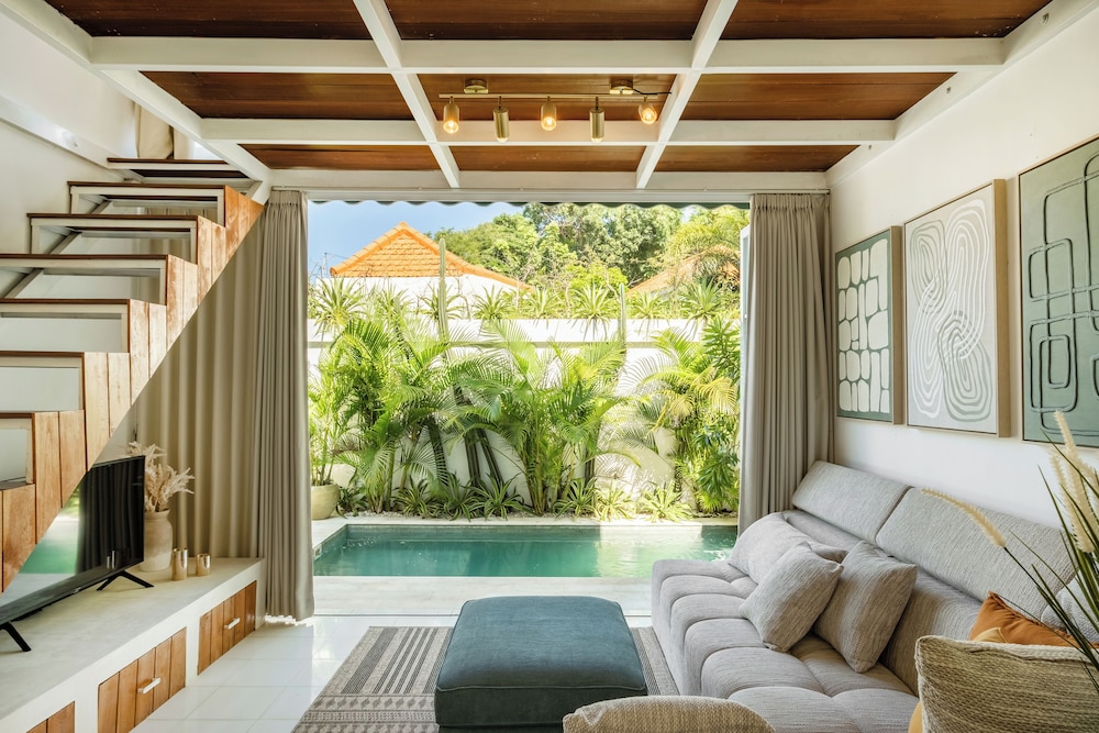 Tropical 1BR Private Pool Villa, 8 mins to beach In Uluwatu