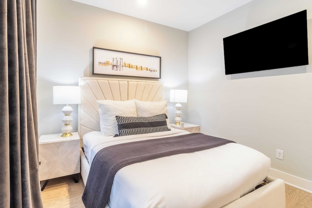 Monty by Avantstay 4bdr 4ba, Balcony w/ Outdoor Seating, 5mins to DT