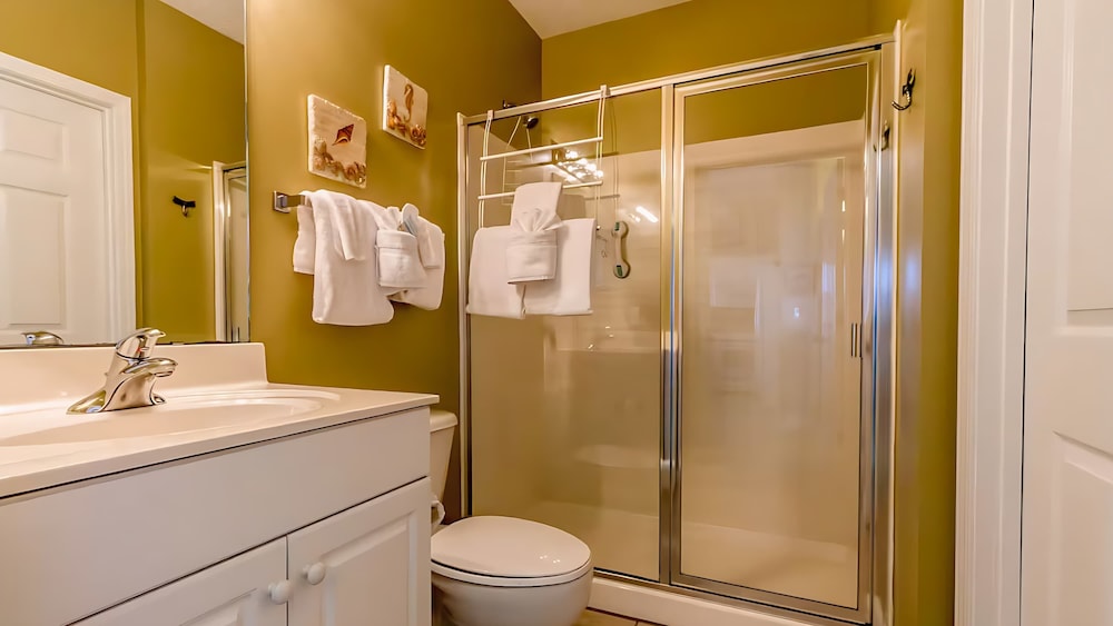 Spacious 3-bedroom Beachfront Condo Pool, Large Balcony