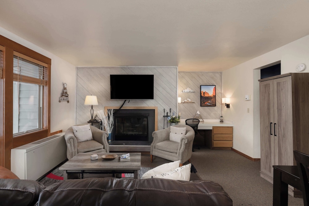 Cozy Cascade Retreat - For 4!