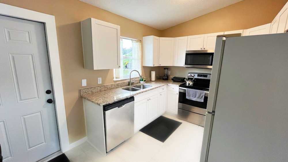 BlockHaven near Legoland & Disney