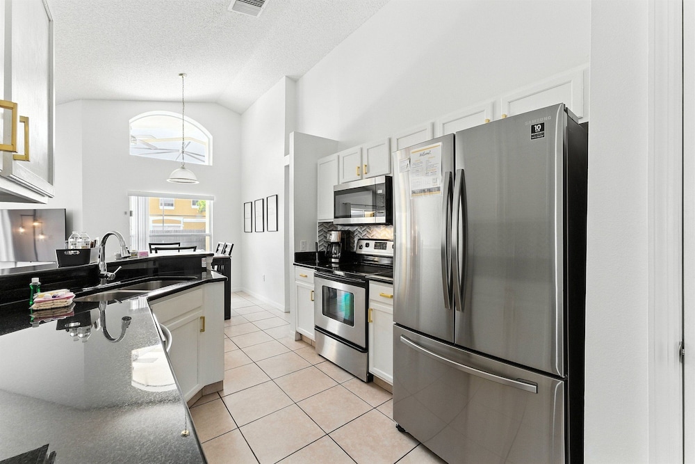 Carpet-free 4BR w/ Pool, 2 Master Bds, Near Disney
