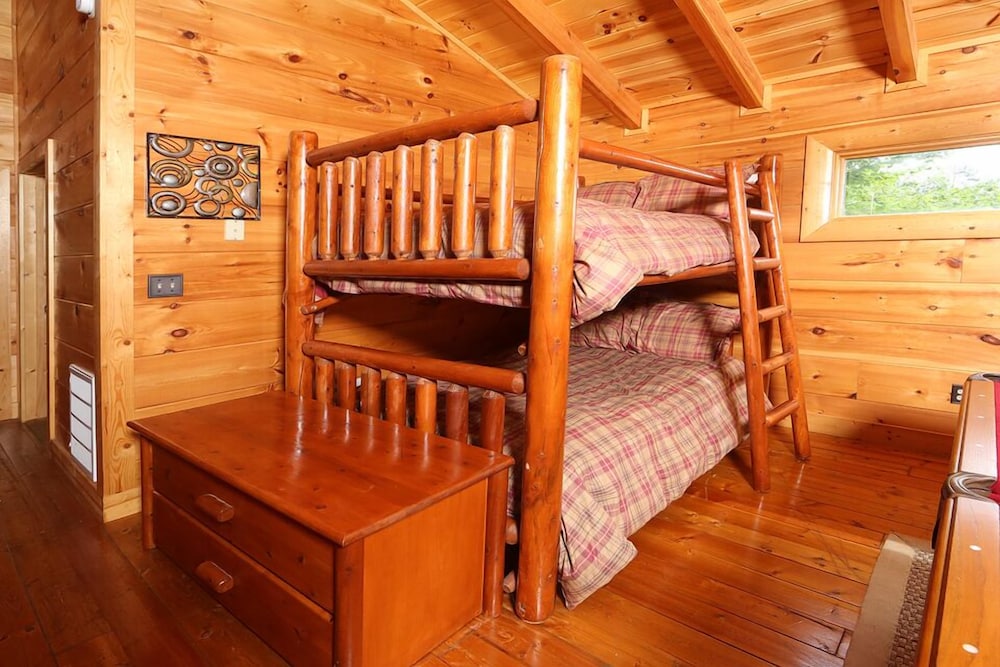 Mountain Majesty 2 Br cabin by RedAwning