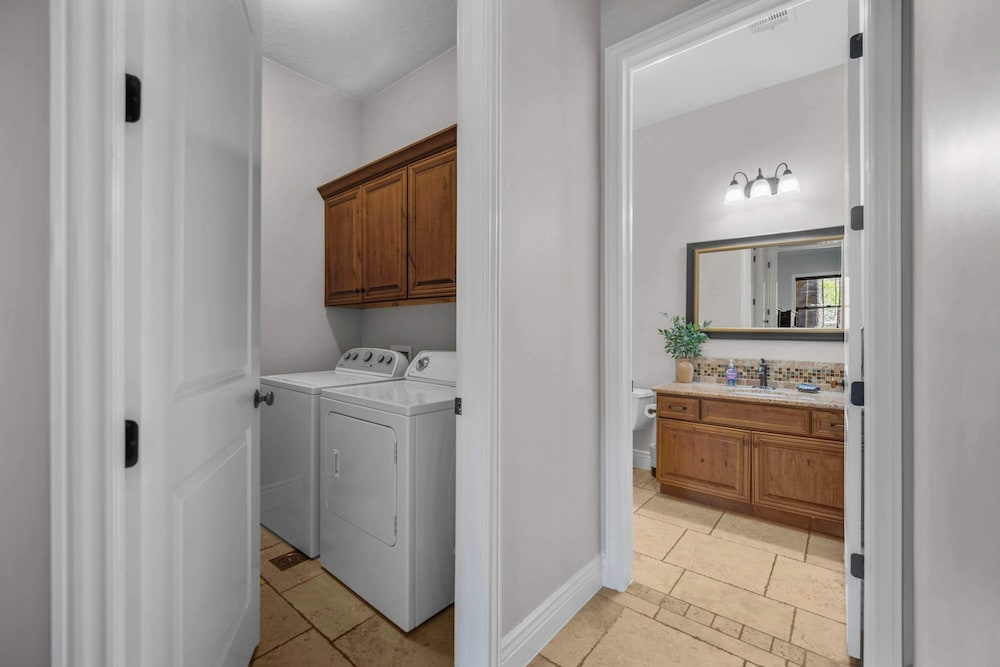Pool & Sunshine Retreat - Resort-style Amenities