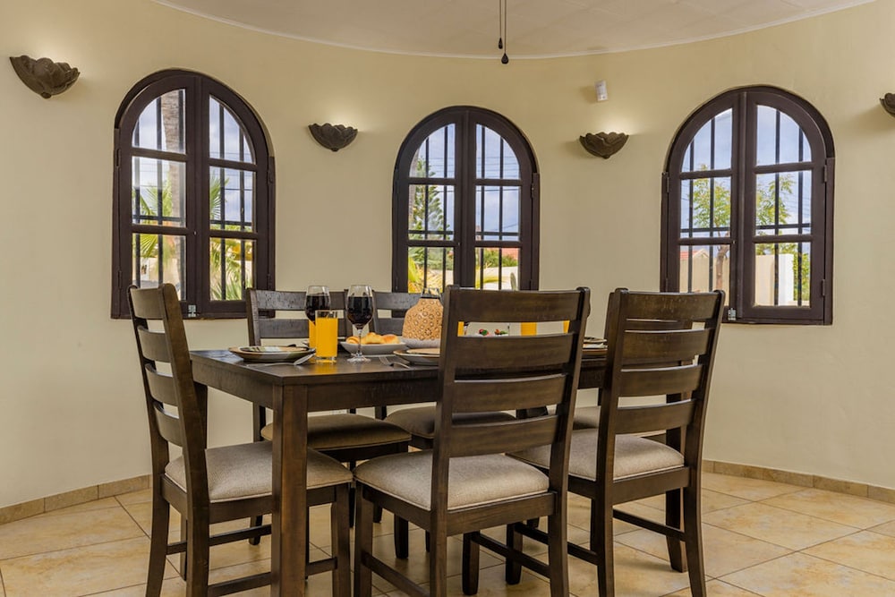 Beautiful 4BR 3BA Villa w Private Pool Jacuzzi