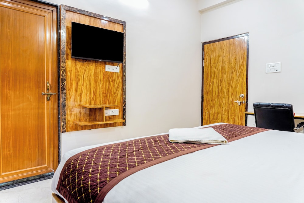 Navneeta Grand Hotel & Banquet Hall