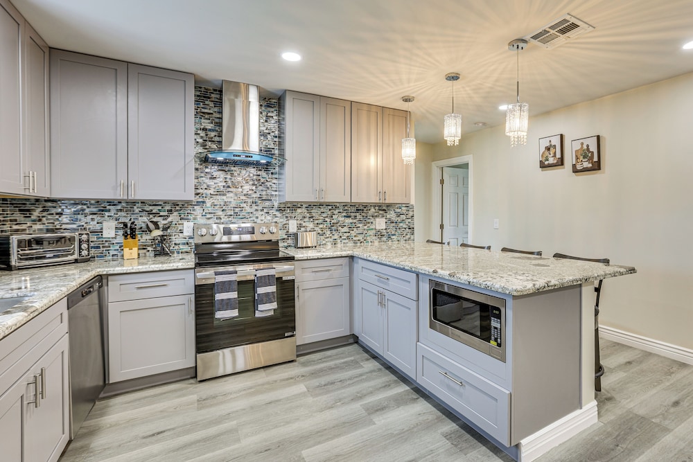 3 Mi to Desert Diamond Arena: Peoria Home w/ Yard!