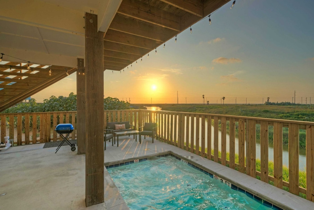 Sleeps 20 2 Homes w/ Beach Boardwalk Access, Water Canal Views, & Priv Pools