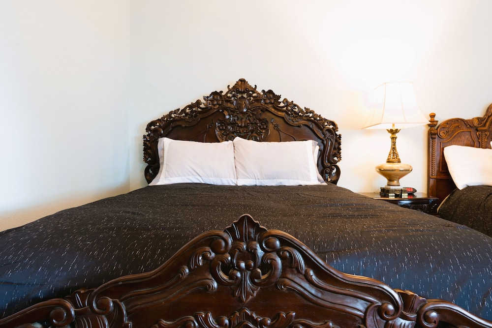 Oak Tree Hotel