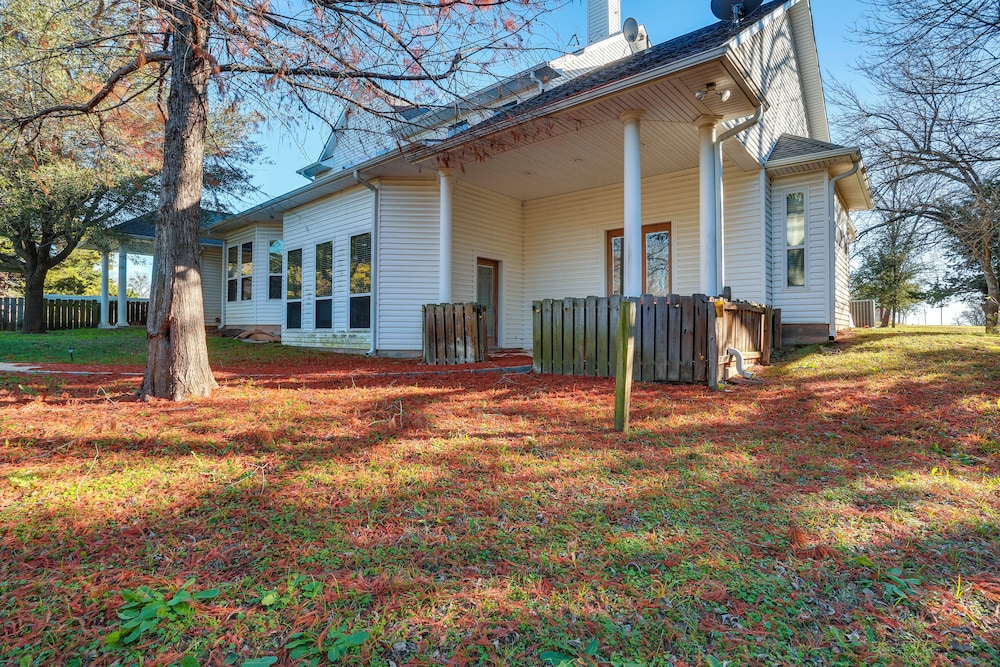 Serene 50-acre Nature Retreat Near Melissa & Anna