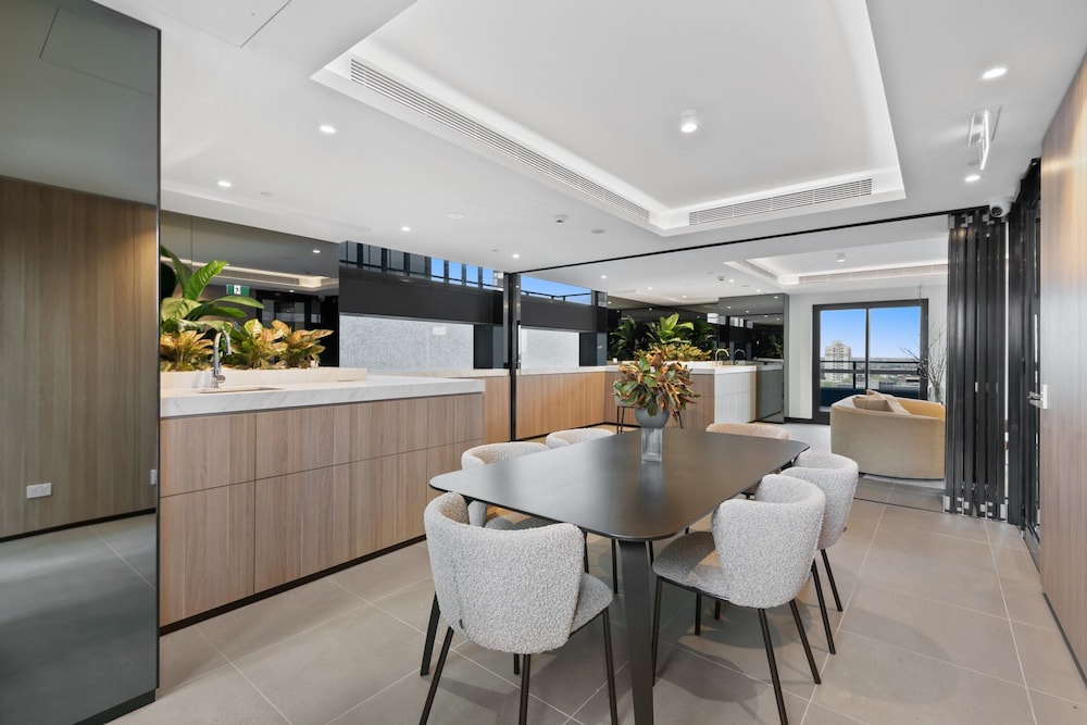 Sophisticated 2-bed With Bay Views & Amenities