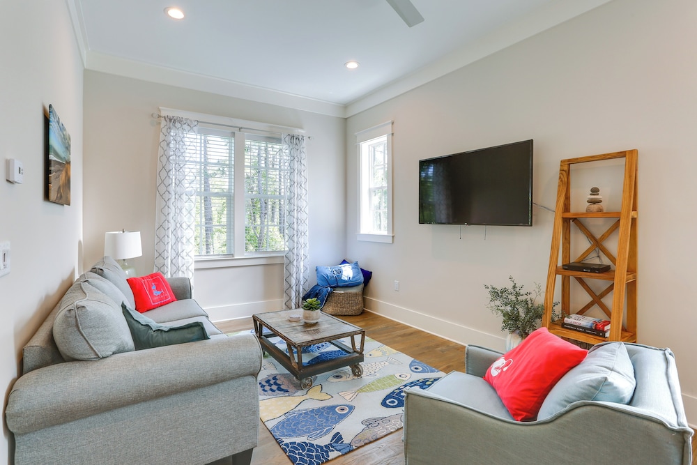 Family-friendly Santa Rosa Home: Walk to Beach!